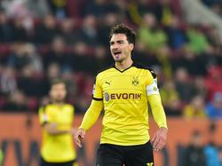 Mats Hummels is tevreden tijdens het competitieduel FC Augsburg - Borussia Dortmund (20-03-2016).