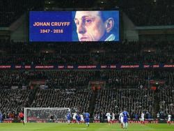 Cruyff homenajeado en el Inglaterra - Holanda. (Foto: Imago)