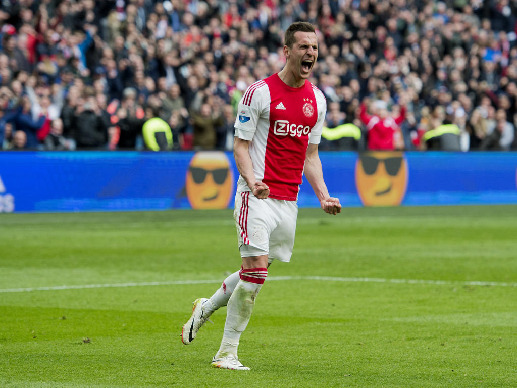 Arkadiusz Milik kan juichen na het scoren van de 2-2 tijdens het competitieduel Ajax - FC Utrecht (17-04-2016).