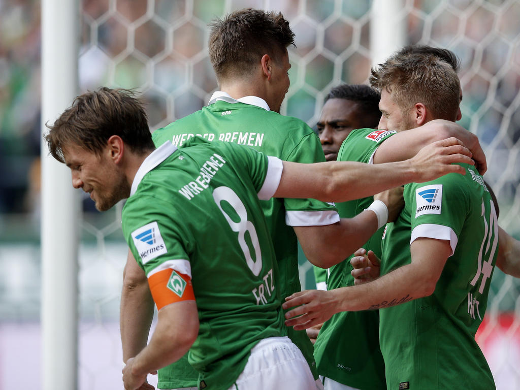 Aaron Hunt (r.) lässt sich von seinen Teamkollegen feiern Aaron Hunt (r.) lässt sich von seinen Teamkollegen feiern