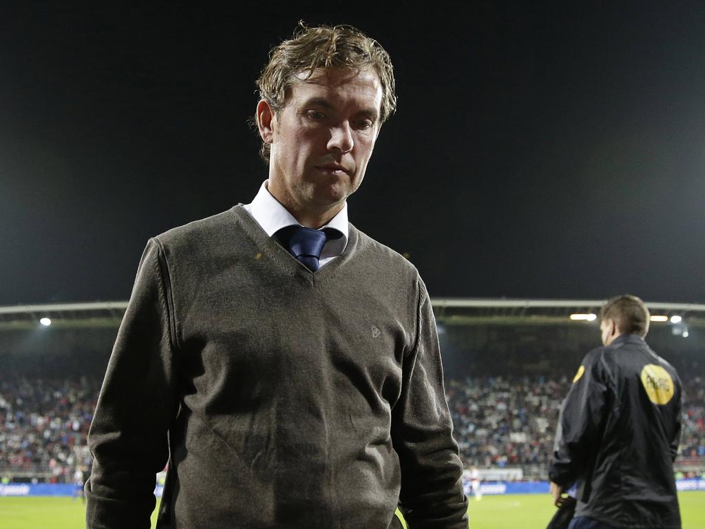 Alex Pastoor loopt teleurgesteld naar de kleedkamers nadat zijn ploeg met 0-1 verloren heeft van sc Heerenveen. (13-09-2014)