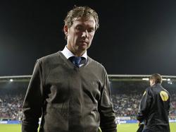 Alex Pastoor loopt teleurgesteld naar de kleedkamers nadat zijn ploeg met 0-1 verloren heeft van sc Heerenveen. (13-09-2014)