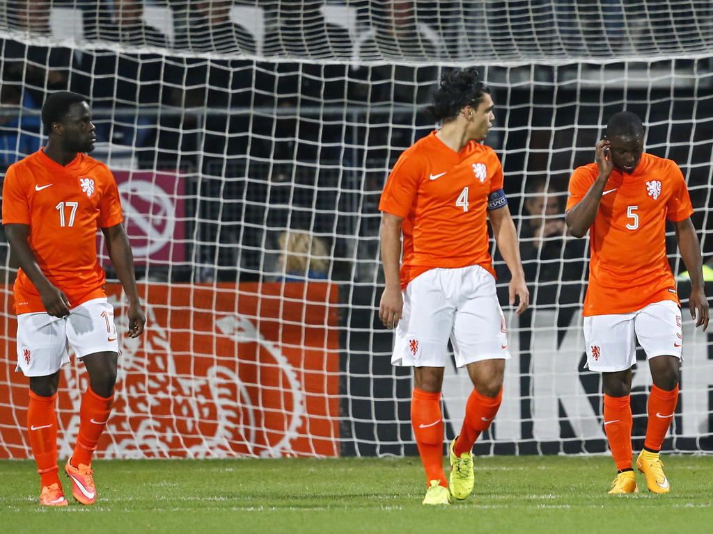 Vlak voor rust komt Jong Oranje op een 0-1 achterstand tegen Portugal via een rake strafschop. De teleurstelling is te zien op de gezichten van Elvis Manu (l.), Karim Rekik (m.) en Jetro Willems (r.). (09-10-2014)