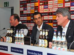 Robin Dutt (M.) ist der neue Sportvorstand des VfB Stuttgart