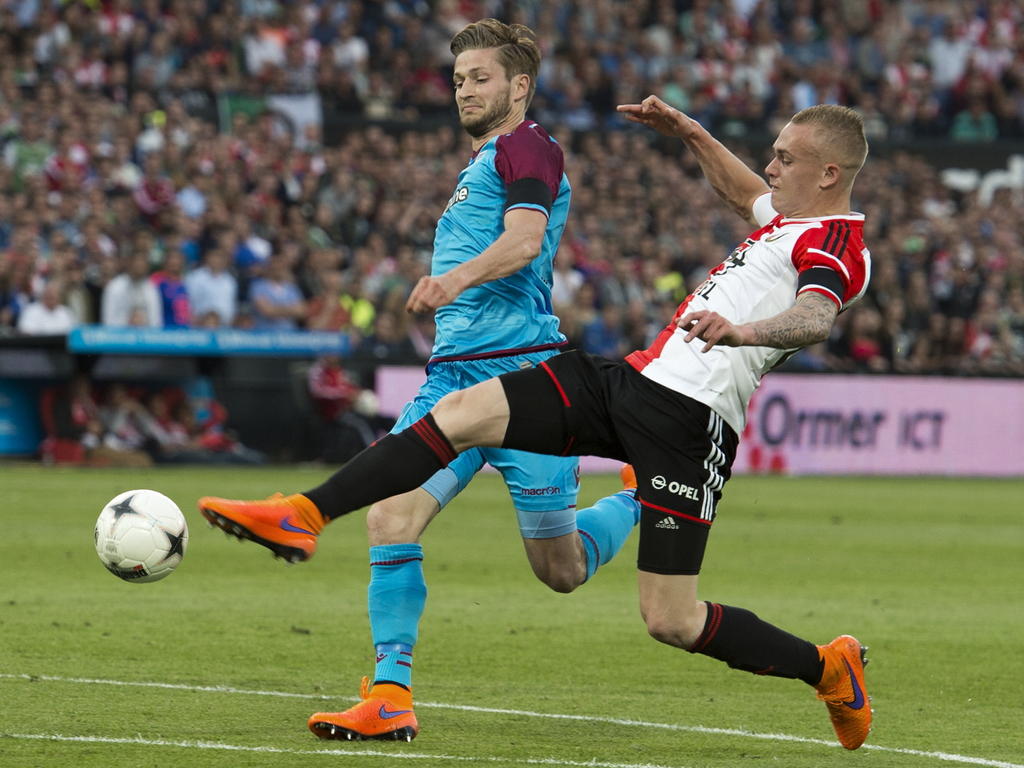 Rick Karsdorp (r.) is net iets eerder bij de bal dan Jan-Arie van der Heijden (l.) tijdens het competitieduel Feyenood - Vitesse. (11-05-2015)