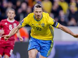 Wie anders dan aanvoerder Zlatan Ibrahimovic opent de score tegen Denemarken in het Europees kwalificatieduel. (17-11-2015)