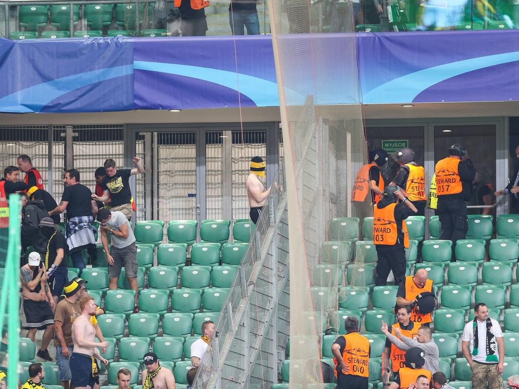 Warszawa-Fans versuchten die Absperrungen zu umgehen