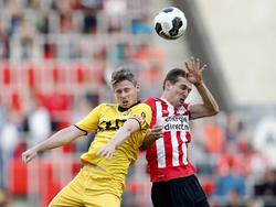 Daniel Schwaab (r.) en Simon Church (l.) gaan het kopduel aan tijdens het bekerduel tussen PSV en Roda JC. (21-09-2016)
