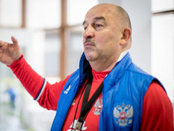 Russlands Nationaltrainer Stanislav Cherchesov will sich von Medien-Debatten über Doping nicht aus der Ruhe bringen lassen