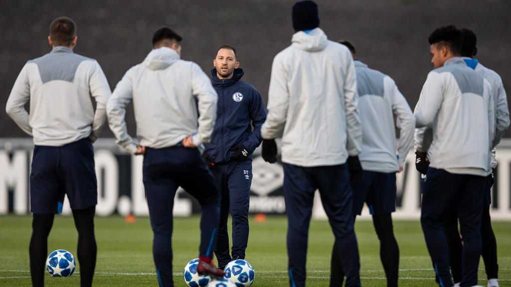 Schalke-Trainer Domenico Tedesco stellt sein Team vor dem Duell in Porto ein