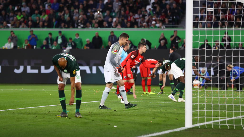 Das Spiel zwischen Wolfsburg und Frankfurt begann mit Protesten der Fans Das Spiel zwischen Wolfsburg und Frankfurt begann mit Protesten der Fans