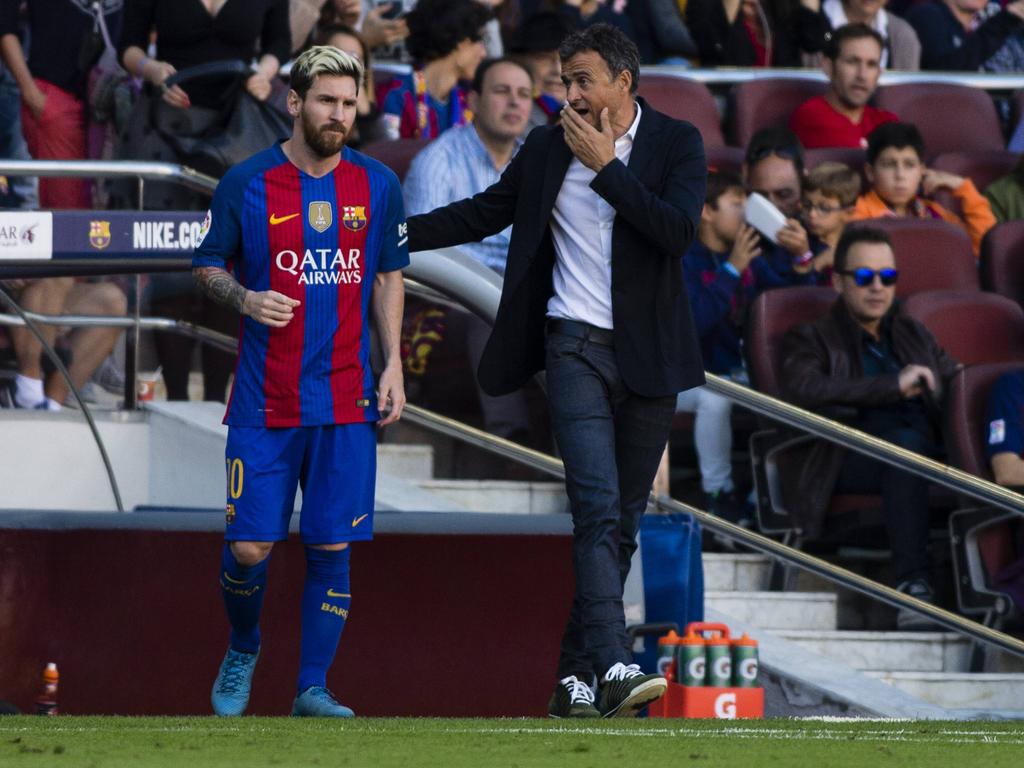 Luis Enrique (dcha.) conversa con Messi en un duelo en el Camp Nou. (Foto: Imago)