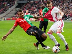 Mikael Dyrestam (l.) probeert Vaclav Černý (r.) de bal te ontfutselen tijdens Ajax - NEC. (20-11-2016)