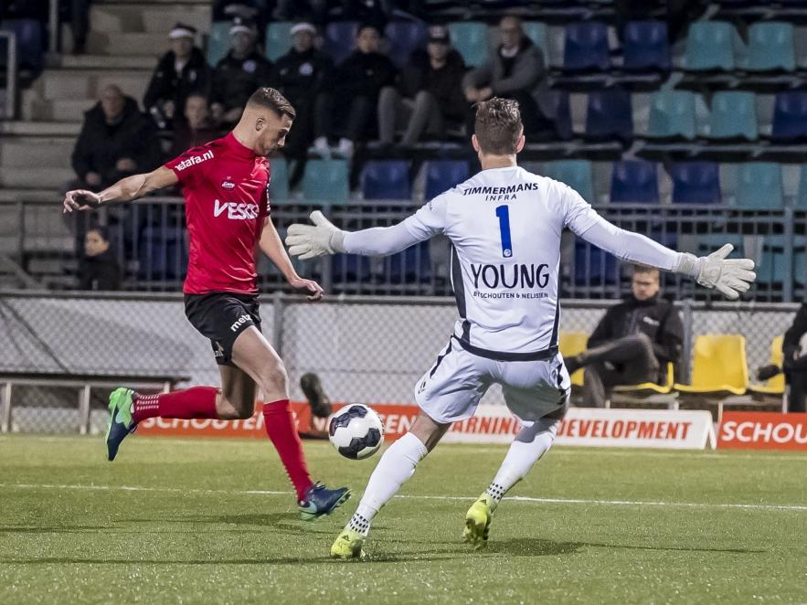 Jordy Thomassen (l.) kan aanleggen tegen FC Den Bosch, maar Kees Heemskerk is niet bang voor het schot. (09-12-2016)