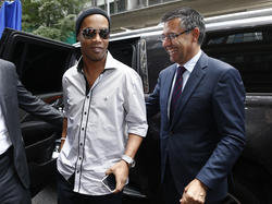 Ronaldinho con el presidente del Barcelona, Josep Maria Bartomeu, el pasado septiembre. (Foto: Getty)