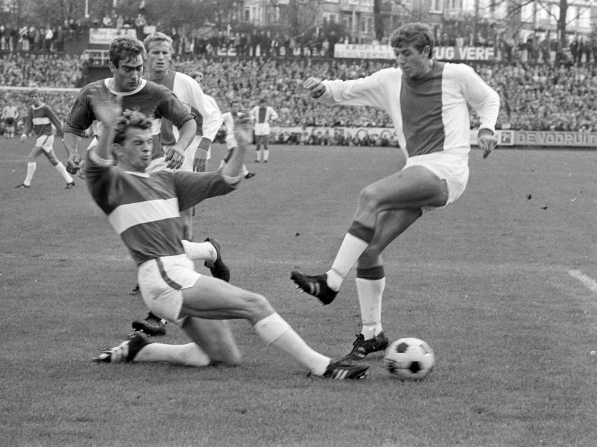 Piet Keizer (r.) haalt uit, maar ziet zijn schot geblokt worden tegen Holland Sport. Klaas Nuninga kijkt op de achtergrond toe. (02-05-1971)