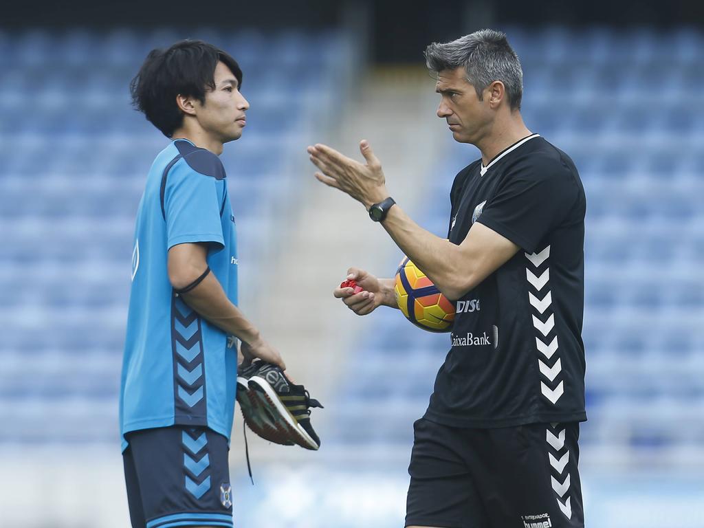 Gaku Shibasaki con el entrenador tinerfeñista José Luis Martí. (Foto: Imago)
