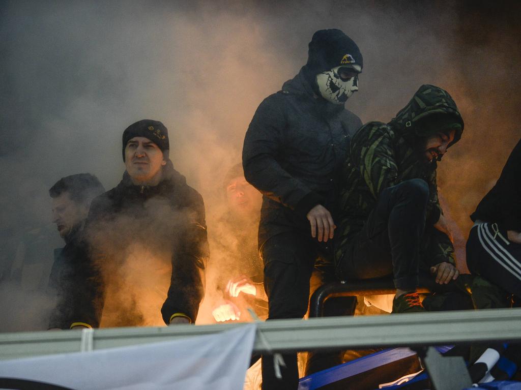 Fans zünden Bengalos - keine seltene Szene in Russland