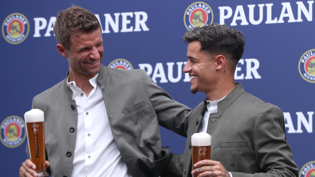 Die Bayern-Stars Thomas Müller und Philippe Coutinho zeigen sich in bester Stimmung
