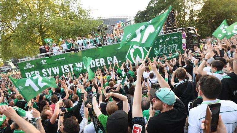 Werder Bremen feierte mit den Fans den Aufstieg