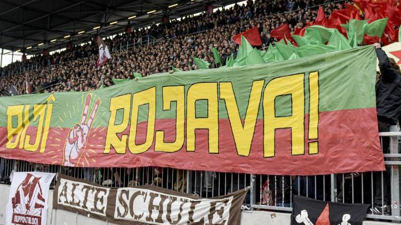Fans von St. Pauli halten ein Banner mit dem Schriftzug 