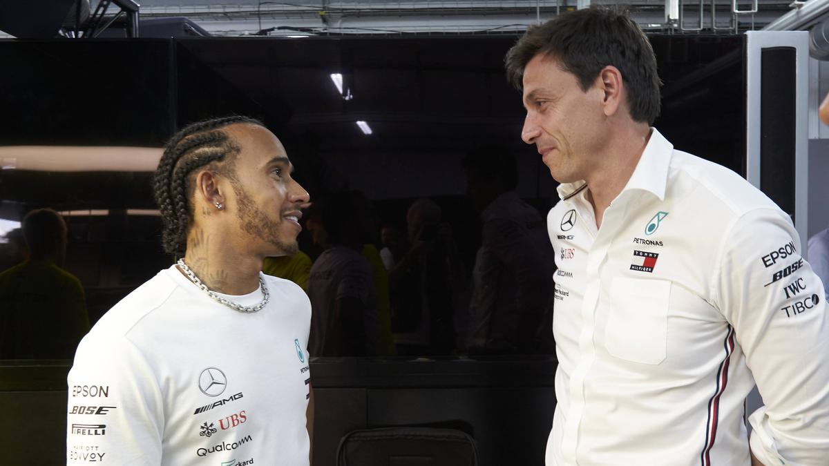 Lewis Hamilton (l.) steht bei Mercedes-Sportchef Toto Wolff weiter hoch im Kurs Lewis Hamilton (l.) steht bei Mercedes-Sportchef Toto Wolff weiter hoch im Kurs