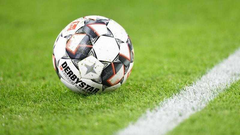 Nach der Corona-Pause schauen weniger Menschen Fußball im Fernsehen Nach der Corona-Pause schauen weniger Menschen Fußball im Fernsehen