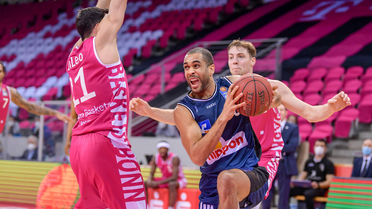 Die Hakro Merlins Crailsheim setzten sich am Sonntag bei den Telekom Baskets Bonn durch Die Hakro Merlins Crailsheim setzten sich am Sonntag bei den Telekom Baskets Bonn durch