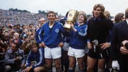 Klaus Fischer in seiner Schalke-Zeit mit dem DFB-Pokal