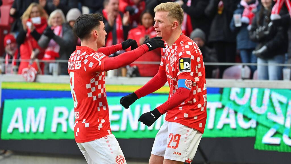 Jonathan Burkardt (r.) vom FSV Mainz 05 bleibt wohl Thema bei Eintracht Frankfurt Jonathan Burkardt (r.) vom FSV Mainz 05 bleibt wohl Thema bei Eintracht Frankfurt