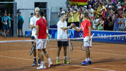 Jan-Lennard Struff und Dominik Koepfer beim Shakehands mit ihren Gegnern