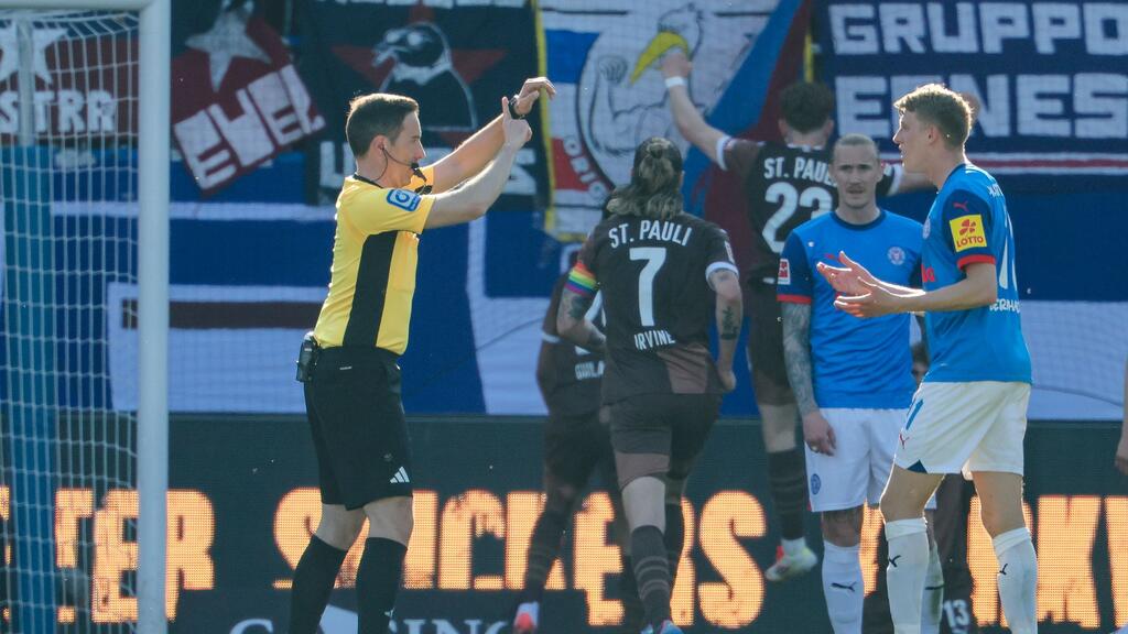 2:1 für St. Pauli nach Torlinientechnik: Schiedsrichter Benjamin Brand (l.) zeigt auf seine Uhr 2:1 für St. Pauli nach Torlinientechnik: Schiedsrichter Benjamin Brand (l.) zeigt auf seine Uhr