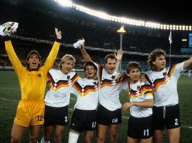 Uwe Kamps, Jürgen Klinsmann, Ralf Sievers, Gerhard Kleppinger, Frank Mill und Michael Schulz (v.l.n.r.) bejubeln die Bronzemedaille im Olympiastadion von Seoul