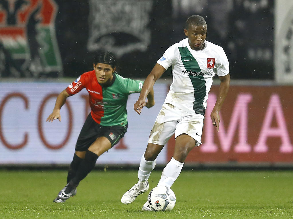 Kamohelo Mokotjo (r.) heeft balbezit tijdens het competitieduel NEC Nijmegen - FC Twente (27-01-2016).