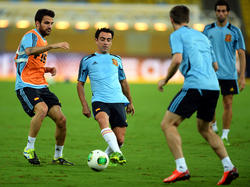Cesc Fabregas (l.) hat einen Abschied von Xavi (M.) vom FC Barcelona angedeutet