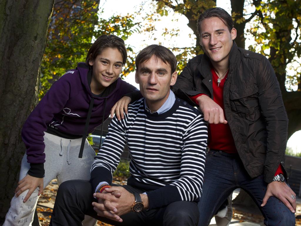 Uit de oude doos: een prachtige foto van de voetbalfamilie Gudelj. Vader Nebojša (m.), Dragi (l.), de jongste zoon, en Nemanja (r.), de oudste zoon. (02-11-2011)
