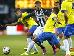 Heracles Almelo-aanvaller Oussama Tannane (m) probeert zich te ontworstelen van Mohamed El Makrini (L) en Lucas Bijker (r). (22-8-2014)