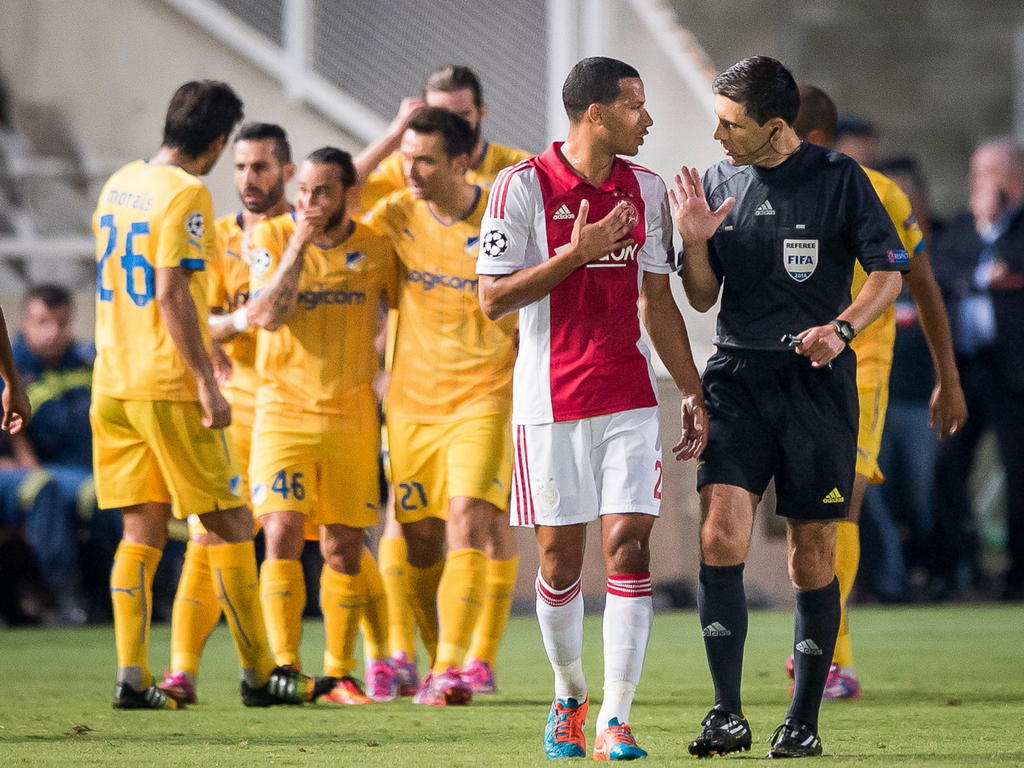 Ricardo van Rhijn uit zijn onvrede bij arbiter Milorad Mažić als de scheidsrechter een strafschop toekent aan APOEL Nicosia in de Champions League-wedstrijd tegen de club uit Cyprus. (30-09-2014)