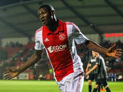 Elton Acolatse loopt juichend weg na zijn doelpunt tegen Jong FC Twente. (03-10-2014)