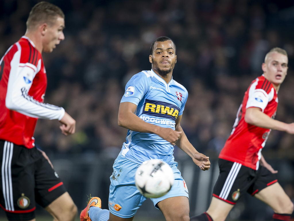 Erixon Danso (m.) wil de bal veroveren tijdens FC Dordrecht - Feyenoord. Sven van Beek (l.) is aan de bal, terwijl Rick Karsdorp op de achtergrond toekijkt. (22-11-2014)