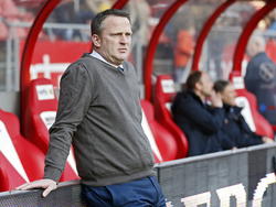 AZ trainer John van den Brom kijkt verslagen toe hoe zijn ploeg verliest tegen FC Utrecht. (08-03-2015)
