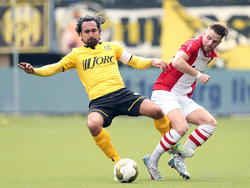 Cas Peters (r.) heeft het lastig met Ard van Peppen (l.) tijdens het play-offduel Roda JC Kerkrade - FC Emmen. (25-05-2015)