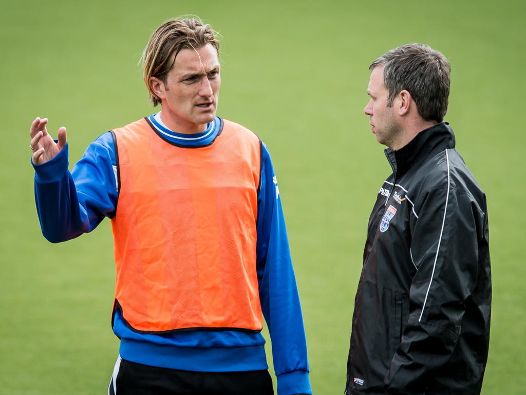 Assistent-trainer René Hake (r.) is in gesprek met Joost Broerse (l.) tijdens een training van PEC Zwolle. (01-05-2015) Assistent-trainer René Hake (r.) is in gesprek met Joost Broerse (l.) tijdens een training van PEC Zwolle. (01-05-2015)