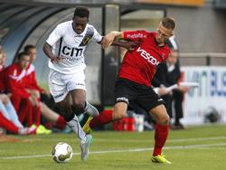 Divine Naah (l.) passeert op snelheid Kevin Visser (r.) tijdens de Jupiler League-wedstrijd Helmond Sport - NAC Breda. (28-08-2015)