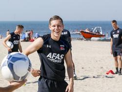Jóhannsson geniet nog van de training bij AZ Alkmaar. Trainer John van den Brom heeft gekozen voor een strandtraining. Ondertussen is de Amerikaan druk bezig met een overstap naar Werder Bremen. (03-08-2015)
