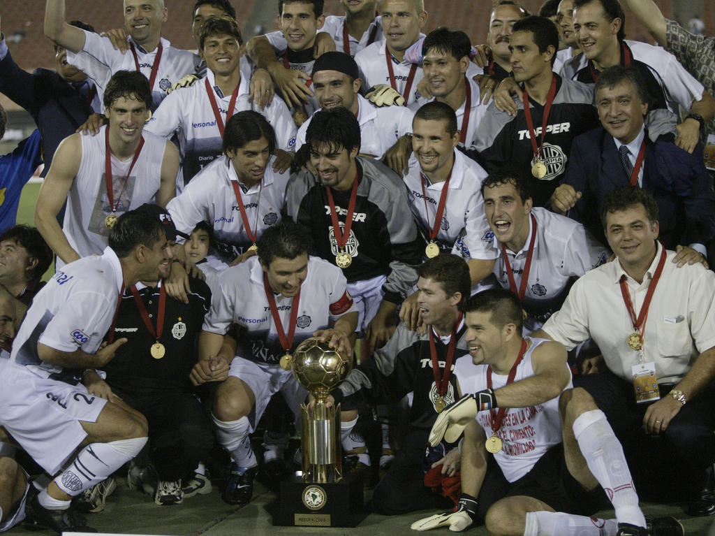 Olimpia celebrando la Recopa 2003, su último título internacional. (Foto: Getty)