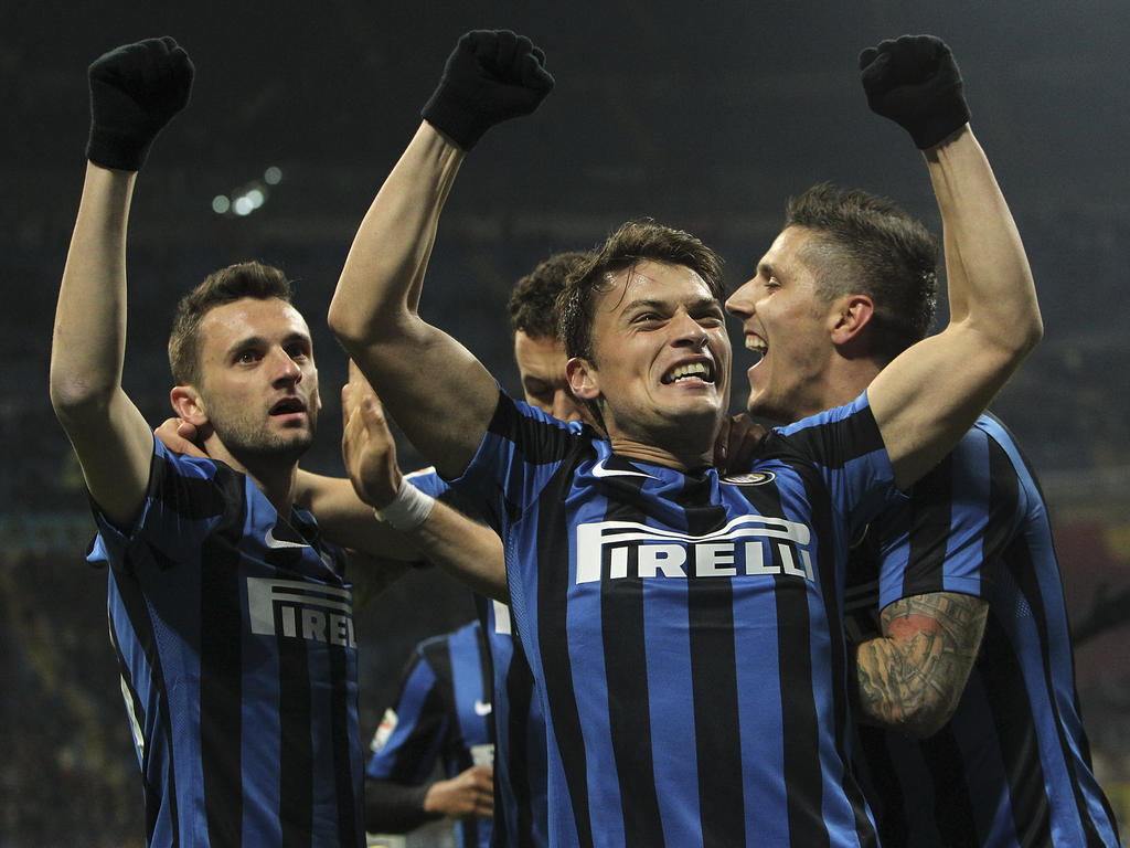 Marcelo Brozovic (izq) celebra el gol del Inter con sus compañeros (Foto: Getty)