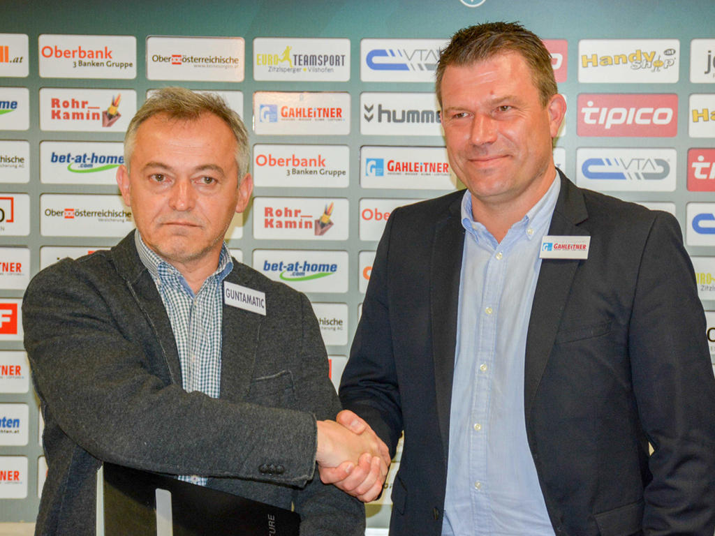 Rieds Cheftrainer Christian Benbennek (r.) wurde in der Keine-Sorgen-Arena vorgestellt.