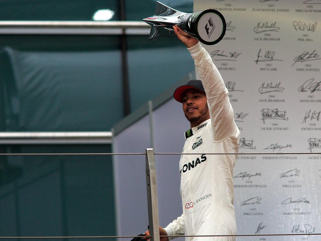 Mercedes-Pilot Lewis Hamilton führt in Shanghai vor Ferrari-Fahrer Sebastian Vettel Mercedes-Pilot Lewis Hamilton führt in Shanghai vor Ferrari-Fahrer Sebastian Vettel