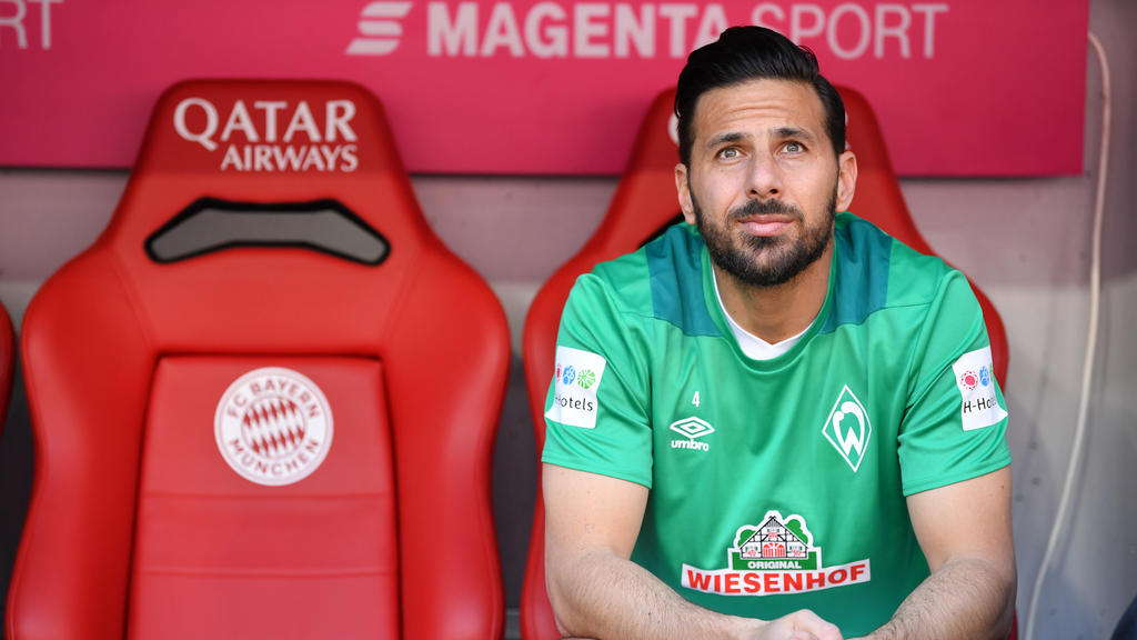 Claudio Pizarro liebt gleich zwei Klubs: Den SV Werder Bremen und den FC Bayern Claudio Pizarro liebt gleich zwei Klubs: Den SV Werder Bremen und den FC Bayern